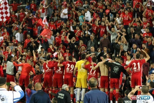 שחקני איכסל חוגגים עם האוהדים (נזיה סולטאן)